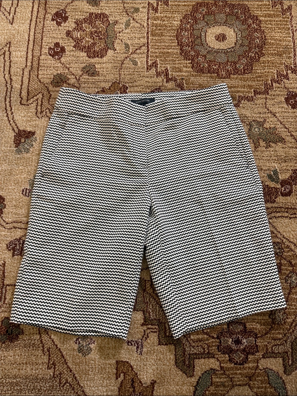 Ann Taylor black and white 10.5” inseam shorts 4